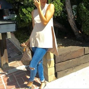 Sleeveless turtleneck shirt